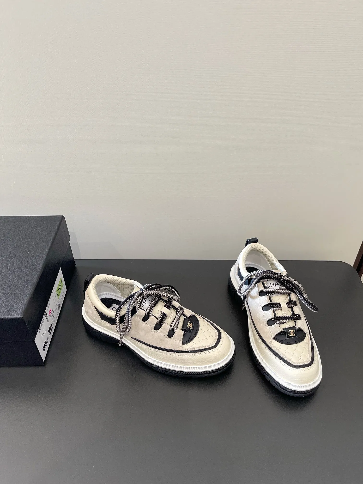 👟👟Ex-factory price 560👟👟 𝐂𝐇𝐀𝐍𝐄𝐋 Chanel's latest diamond lace sports sneakers in new colors ✔️ Full cowhide leather surface. The new color matching fabric adds many elements to make it look very delicate. When you put it on, your legs will become longer in seconds. The authentic replica of the counter. The upper part can be said to be really super good! Size: 35-41 original packaging